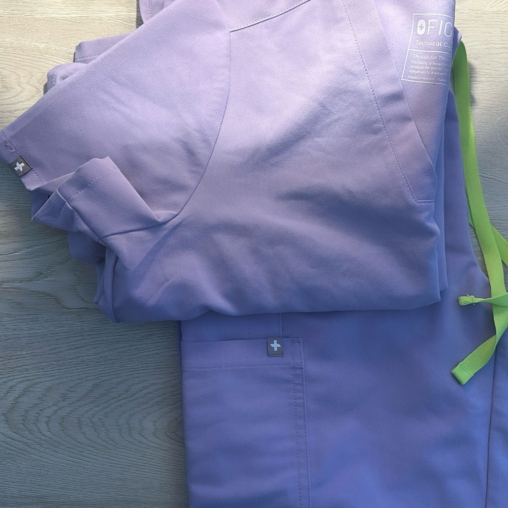 FIGS Women’s Scrub Set – Small Top & XSmall Petite Pants
